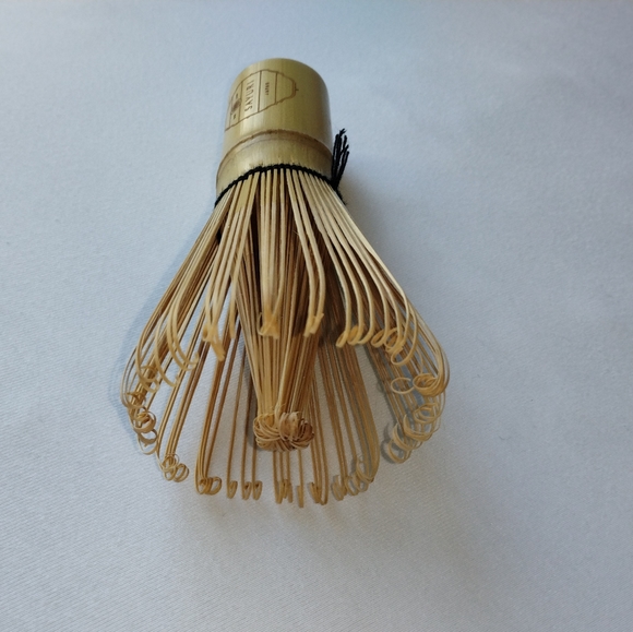 BRAND NEW Ceremonial Matcha Bowl, Matcha Whisk & Kurashi Book by Marie Kondo - Picture 2 of 13